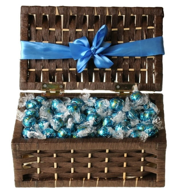 Brązowy kuferek pralinek słony karmel Lindt Lindor 1kg