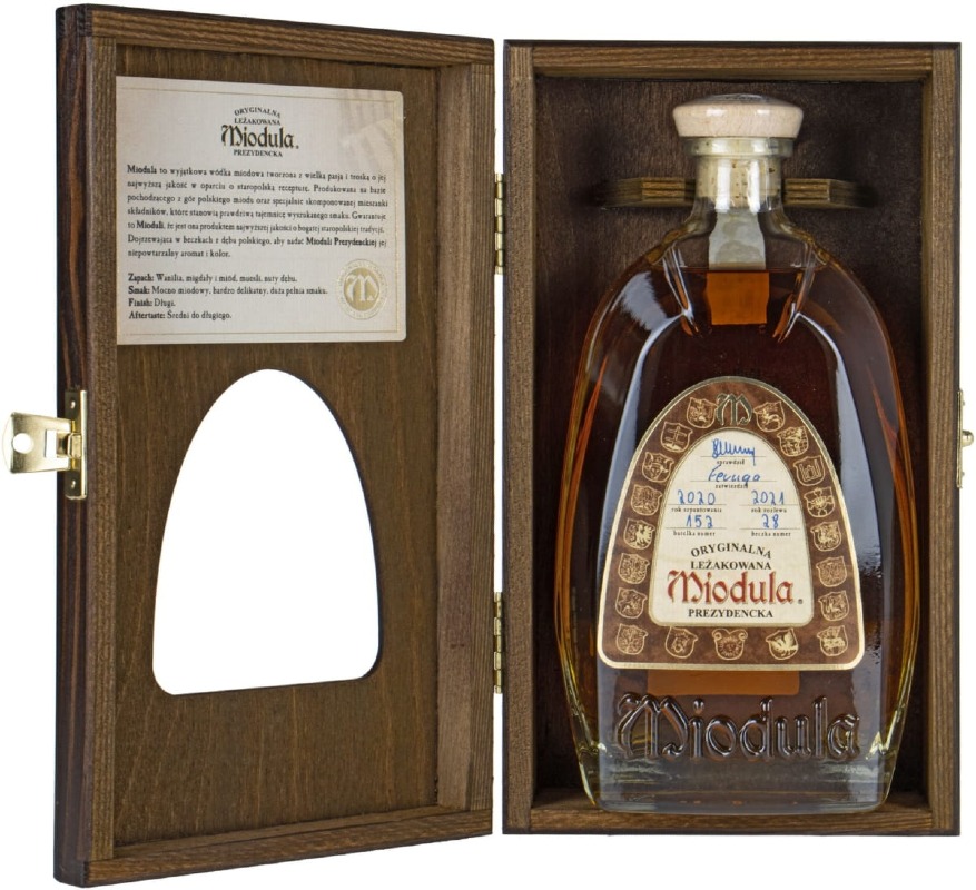 Vodka Miodula Prezydencka 40% in a wooden box